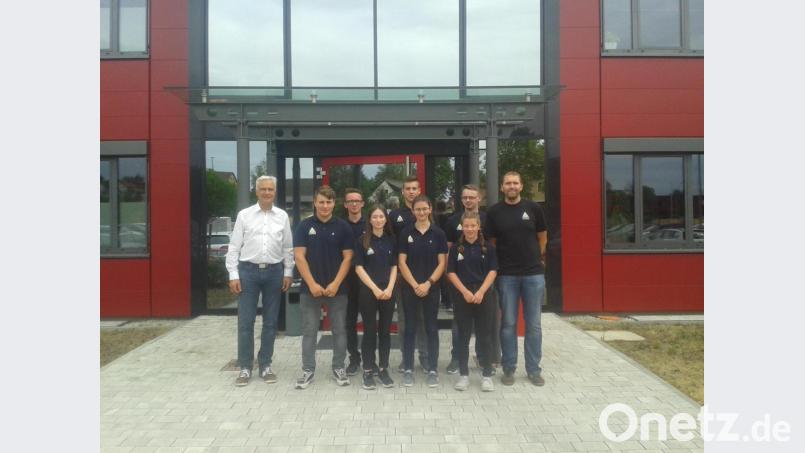 Die FOS-Techniker zusammen mit Josef Andritzky vorm Eingang der Metallbau-Abteilung der Firma Kassecker. Bild: exb