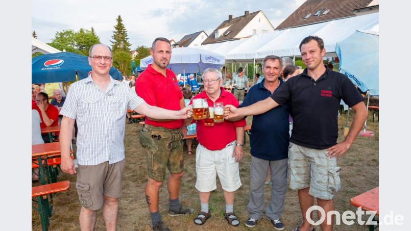 Zum 37. Mal organisiert Feuerwehr-Ehrenvorsitzender Artur Gleich (Mitte), tatkräftig unterstützt vom stellvertretenden FFW-Vorsitzenden Thomas Maier (links), die Kahlhofkirwa, deren Erlös der Feuerwehr zufließt. Mit ihm stoßen Vorsitzender Michael Schuminetz (Zweiter von rechts, Kommandant Sebastian Jasinsky (Zweiter von links) und sein Stellvertreter Claus Meyer (rechts) auf das Gelingen des Festes an. Bild: u