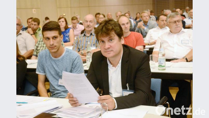 Der Erörterungstermin in der Max-Reger-Halle wird von vielen wahrgenommen. Bild: Gabi Schönberger
