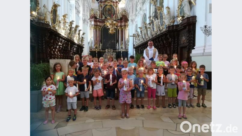 Die Vorschulkinder beider Kinderhäuser zusammen mit Stadtpfarrer Thomas Vogl beim Tauferinnerungsfest in der Basilika. Bild: exb