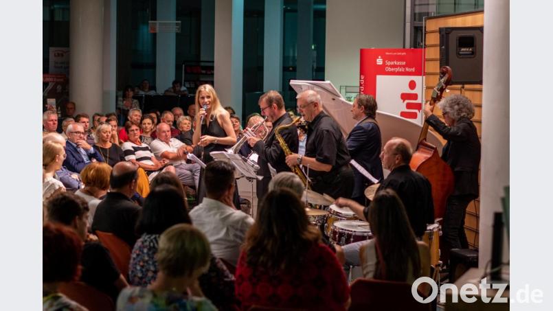 Das Dozentenkonzert des Jazzseminars zieht über 160 Gäste ins Foyer des Haupthauses der Sparkasse Oberpfalz Nord. Bild: pml