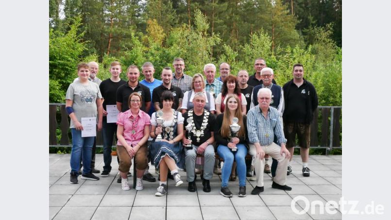 Die Schützenkönige in der ersten Reihe von links: LG-Vizekönigin Stefanie Sommer, LG-Königin Sabine Bäumler, LP-König Michael Kummert, Jugendkönigin Lea Sailer und LP-Vizekönig Herwig Bauer. Dahinter alle Preisträger des Königsprogramms und die Vereinsmeister. Bild: exb