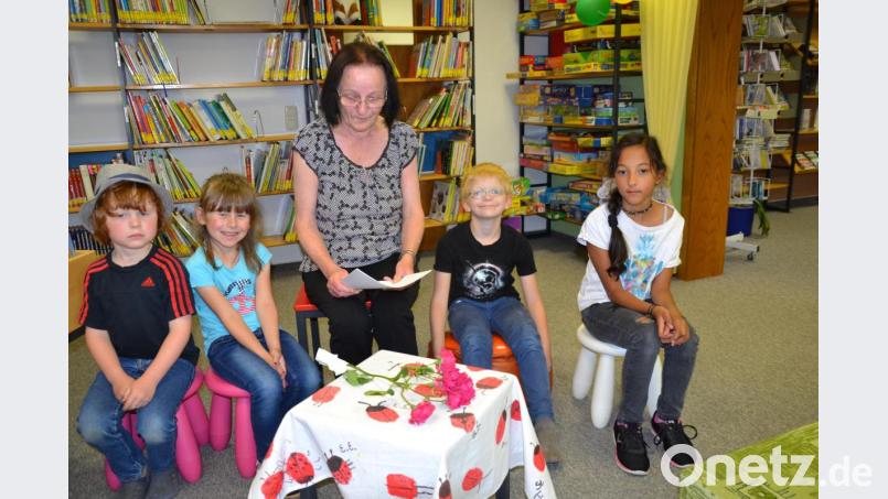 Aufmerksam lauschten die Kinder dem Märchen von dem Sommer- und dem Wintergarten mit Märchentante Anni Hierold im Rahmen des Ferienprogramms. Bild: gi