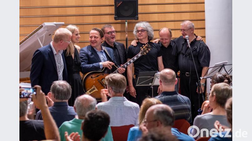 Das Dozentenkonzert des Jazzseminars zieht über 160 Gäste ins Foyer des Haupthauses der Sparkasse Oberpfalz Nord. Bild: pml