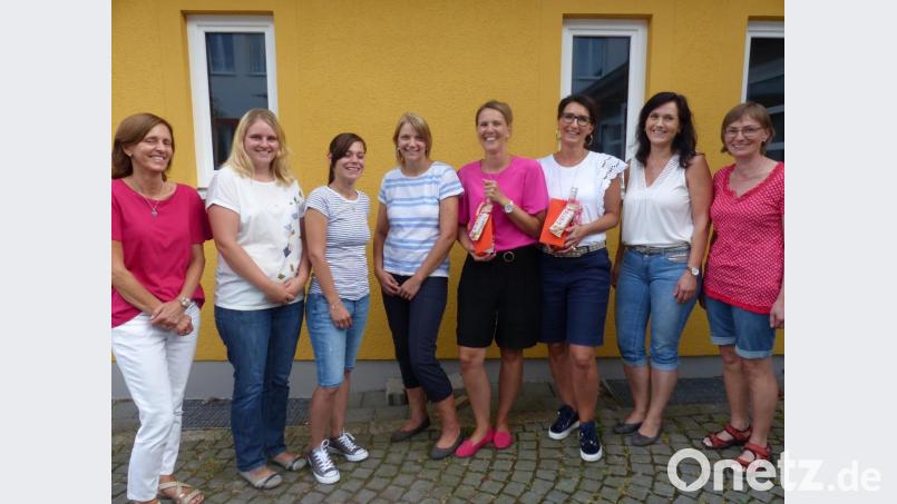Marga Beierl-Schieder, Renate Simon (von rechts) und Manuela Weißenburger (links) danken Kerstin Rauch und Stefanie Malzer (Dritte und Vierte von rechts) für ihre sportliche Tätigkeit und begrüßen zugleich ihre Nachfolgerinnen Miriam Ettl, Nina Sonnekalb und Katrin Baier (ab Zweite von links). Bild: sl