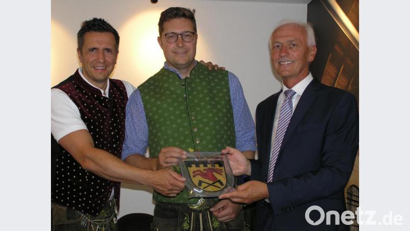 Bürgermeister Peter König (von rechts) übergab an die Zahnärzte Dr. Michael Hösl und Dr. Martin Widenmayer zur Praxiseröffnung das Wappen der Gemeinde Neusorg. Bild: öt