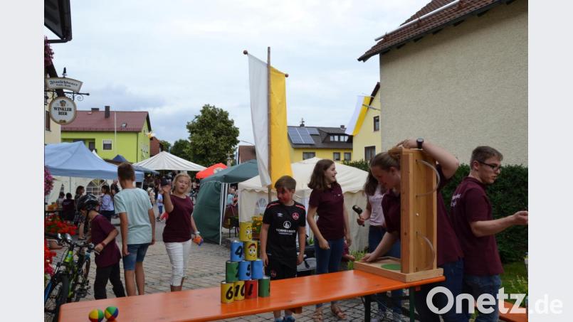 Erbsenschlagen und Dosenwerfen war eine weitere Aktion für die Kinder beim Dorffest. Bild: gi