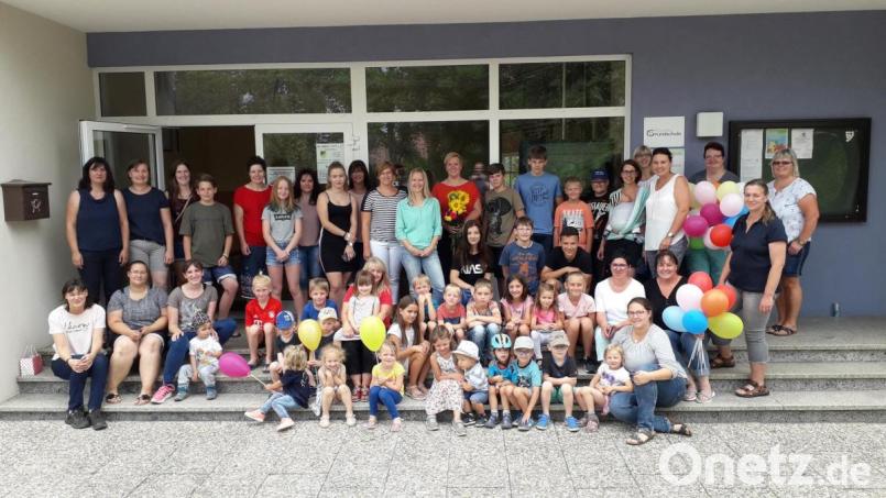 Auch ehemalige Teilnehmerinnen verabschieden sich mit ihren Söhnen oder Töchtern von Claudia Böhm (sitzend, mit Kind auf dem Schoß), die nach zwei Jahrzehnten die Leitung der Eltern-Kind-Gruppe abgibt. Bild: ak