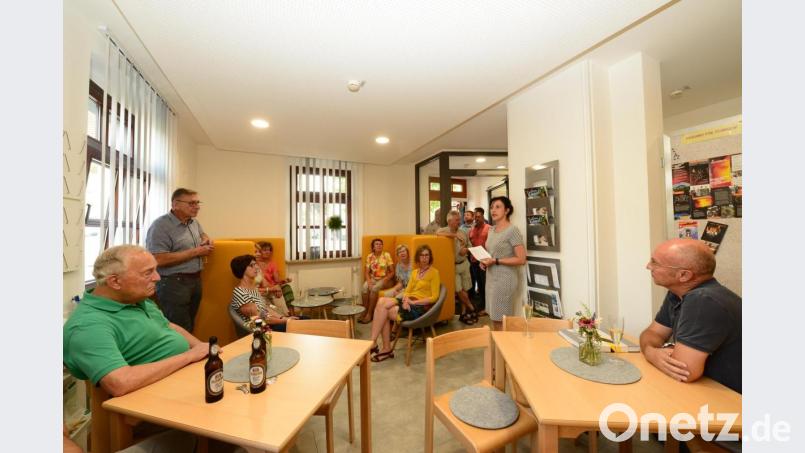 Bürgermeisterin Tanja Schiffmann (Zweite von rechts) appelliert bei der Eröffnung des Bürgertreffs im Benefizium an die Bürger Parksteins und die Vereine, diese Räume mit Leben zu erfüllen. Diesem Wunsch schloss sich Stadtplaner Armin Juretzka (sitzend, rechts) an. Bild: bey