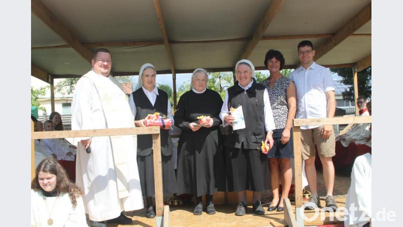 Pfarrer Hubert Bartel verabschiedet Schwester Rosalinda, Schwester Ruperta und Schwester Maria Anna (von links) . Im Namen der Pfarrei danken auch Pfarrgemeinderatssprecher Simon Mauerer und Gitte Kreinhöfner für die Pfarrei Heilig-Geist. eist Bild: wrt