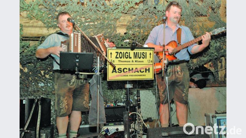 Gar nicht selbstverständlich ist es, 25 Jahre in gleicher Besetzung auf der Bühne zu stehen wie Thomas Rembold und Klaus Weigl (von links) von der Zoigl-Musi. Bild: sche