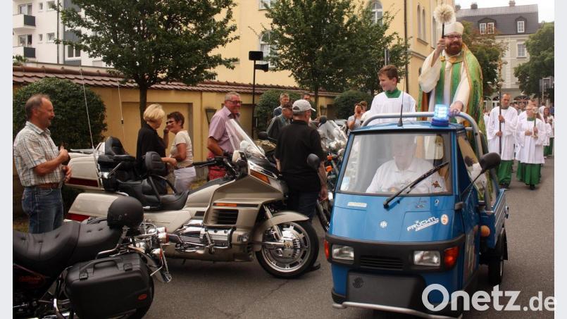 Von einem Dreirad aus segnete Kaplan Pater Johannes Bosco beim Motorradgottesdienst die vielen Zweiräder. Bild: R. Kreuzer
