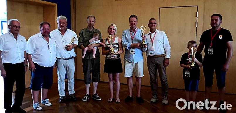 Das sind die Sieger der Oldtimer-Rallye, die diesmal in Neustadt startete. Präsident Manfred Gärber und Organsiator Konrad Fischer (von links) gratulieren zum Erfolg. Bild: zer