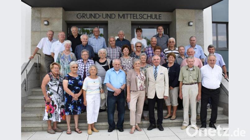 Für den Jahrgang 1939 gibt es in Grafenwöhr ein Wiedersehen. Die ehemaligen Klassenkameraden treffen sich an der Grund- und Mittelschule, wo sie einst gemeinsam die Schulbank gedrückt haben. Bild: rgr