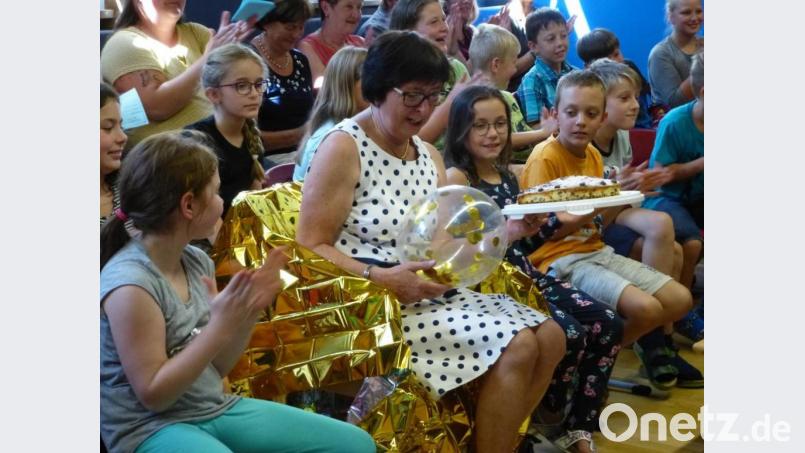 Die stellvertretende Schulleiterin der Grundschule Mähring, Eva-Maria Lindmeier, wurde in den Ruhestand verabschiedet. Bild: exb