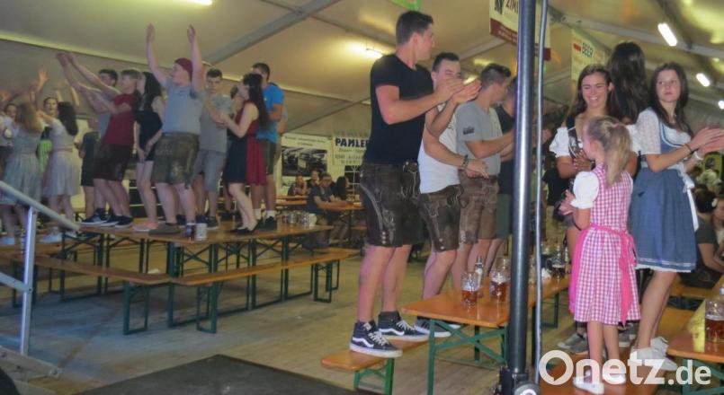 Es dauerte nicht lange, bis die Kirwa-Fans auf Tischen und Bänken kräftig mitsangen und mitklatschten. Und um den Feier-Nachwuchs ist auch schon gesorgt. Bild: Köppl