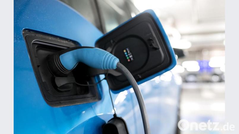 Ein Elektroauto an einer Ladestation. Noch kommt die Verkehrswende nicht in Schwung. Bild: Sven Hoppe/dpa