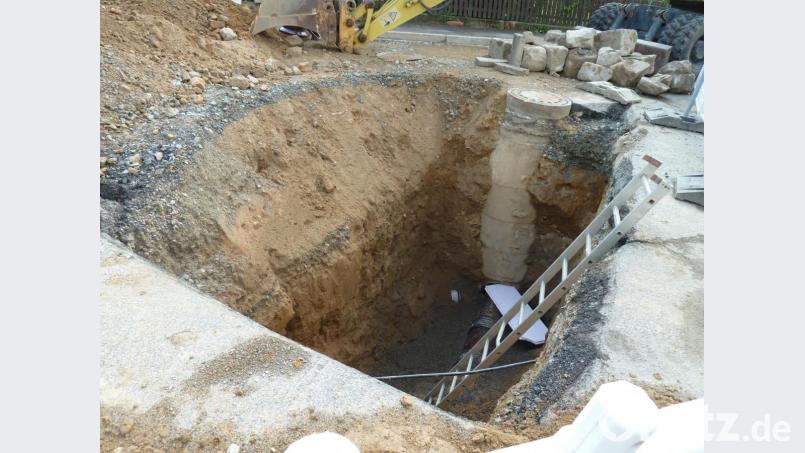 Etwa drei Meter tief ist das „letzte Kanalloch“ im Bereich Buchberger Straße/Bischofweg. Bild: Portner