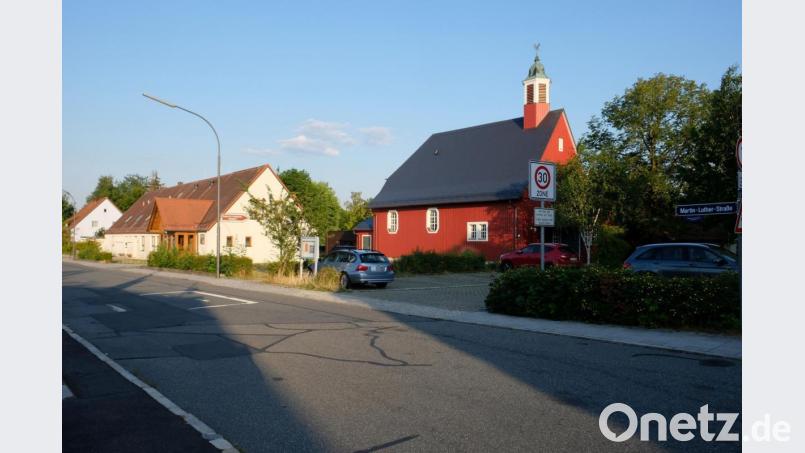 Die Neugestaltung des Kirchenumfeldes hat auch Auswirkungen auf die Martin-Luther-Straße. Der Findungsprozess besonders zur Frage eines verkehrsberuhigten Bereiches ist für das Stadtratsgremium noch nicht abgeschlossen. Bild: do