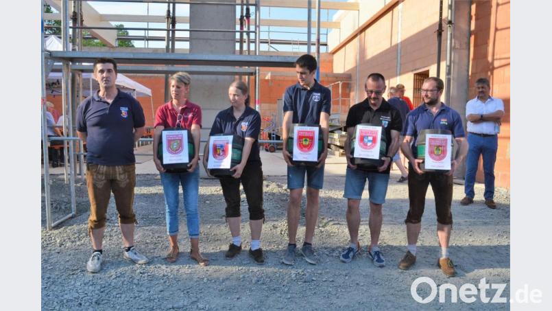 Jede der fünf Feuerwehren von Engleshof, Bechtsrieth, Pirk, Schirmitz und Michldorf (von rechts) brachte ein Fassl Zoigl mit. Bild: fz