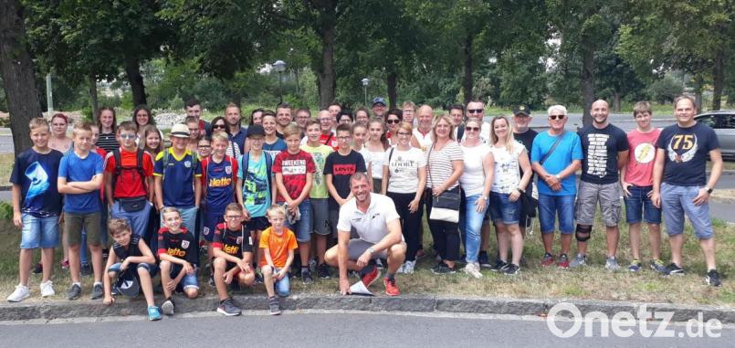 Die Fußballfans mit Huberth Rosner (kniend Mitte) vor der Abreise zum Spiel. Bild: Huberth Rosner/exb