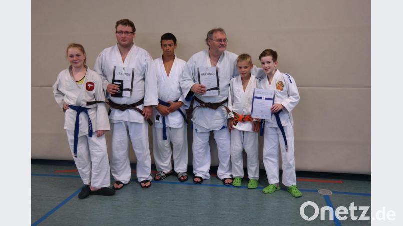 Die Prüfungsteilnehmer des Judo-Vereins mit ihren Ukes nach der neuen Graduierung. Bild: shu