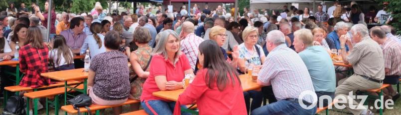 Die Sommerserenade der Musikkapelle Schwarzenfeld auf dem Areal vor der Marienkirche und auf dem Platz vor dem Rathaus übt eine starke Attraktion aus. Musikalisches Niveau, das Miteinander und Kulinarisches setzen dem Freiluftkonzert den Stempel auf. Bild: ohr