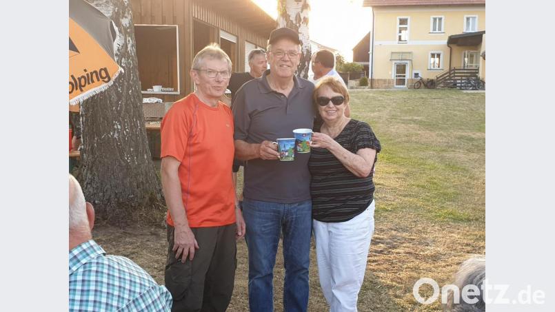 Der Männergesangverein Mantel verabschiedet Sänger Byron McAllister (Mitte). Er kehrt mit seiner Frau zurück nach Utah. Zweiter Vorsitzender Albert Puff (links) übergibt Erinnerungsgeschenke. Bild: bk