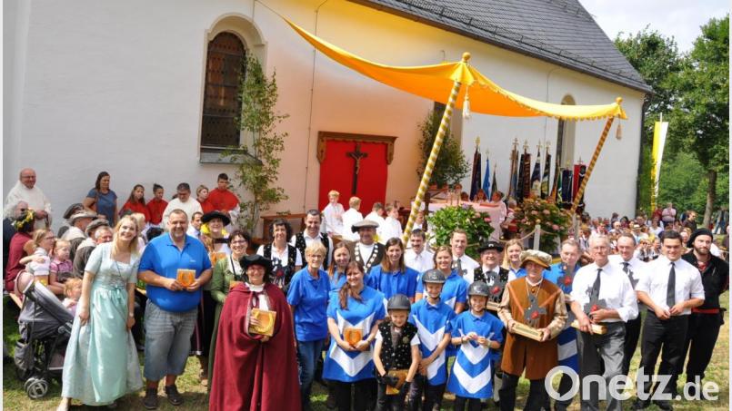 Mehrere Generationen von Reitern kommen schon seit vielen Jahren zum St.Jodok-Ritt nach Tännesberg. Für ihre langjährige Treue werden sie von Benedikt Uhlemann (rechts) und Rebekka Fischer (links) vom Jodokritt-Verein geehrt. Bild: es