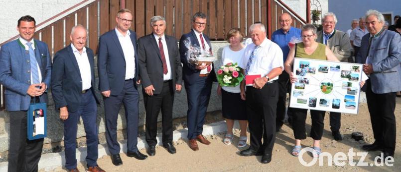Viele Weggefährten aus der Politik kamen am Dienstagabend nach Guteneck, um Bürgermeister Johann Wilhelm (Fünfter von rechst) – hier zusammen mit Ehefrau Marielle (links daneben) – zum 70. Geburtstag zu gratulieren. Bild: Götz