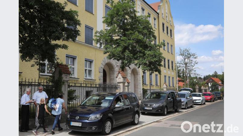 Michael Ponsel und Stefan Luttenberger vom ACE (von links) haben an der Max-Josef-Schule an einem exemplarischen Tag genau nachgezählt: Nicht alle, aber 87 Prozent der per Auto ankommenden Abholer verhielten sich falsch. Die Hälfte ließ Kinder auf der Fahrbahnseite einsteigen.