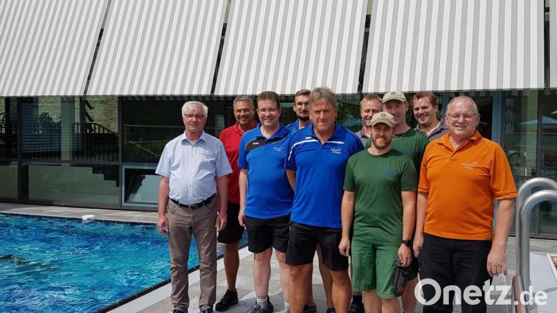 Sibyllenbad-Leiter Gerhard Geiger dankte allen fleißigen Helfern, die die bei der Jahresinspektion geholfen haben, von rechts: Sibyllenbad-Leiter Gerhard Geiger, Wellness-Leiter Herber Pufke, Thomas Meier und Thomas Fröhlich von der Badelandschaft mit Leiter der Badelandschaft Helmut Forster, das Team des Servicebereiches Technik mit stellvertretedem Technikleiter Jörg Bauer, Patrick Schön, Norbert Schedl, Martin Teubner und Technik-Leiter Werner Richt. Außerdem mit dabei waren Martin Dendorfer und Michael Wirth von der Badelandschaft, stellvertretender Leiter der Badelandschaft Richard Berner sowie Annalena Mickisch von der Wellnessabteilung. Bild: exb