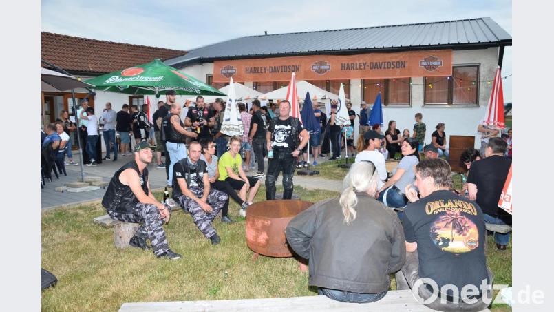 Auf dem weitläufigen TSV-Areal genoss viel Publikum die Atmosphäre beim Jubiläumsfest der "Harley-Freunde". Bild: fjo