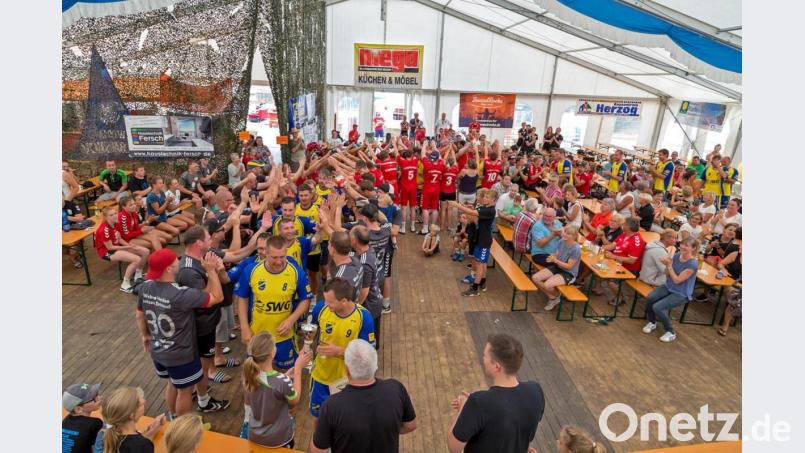 Verdienter Gewinner bei den Herren war der SV Koweg Görlitz. Sogar der Endspielgegner und weitere Teams standen bei der Siegerehrung Spalier für den mittlerweile 3-fachen Turniersieger. Als Lohn dürfen sie den Wanderpokal nun behalten. Bild: gud