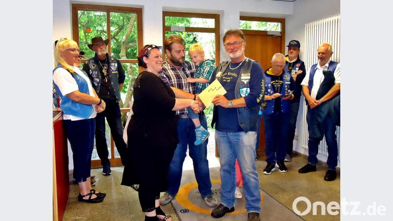 Eine Spende über 1100 Euro überreichte Georg Arnold. Das Geld braucht es für die spezielle Behandlung eines behinderten Kindes. Bild: R. Kreuzer