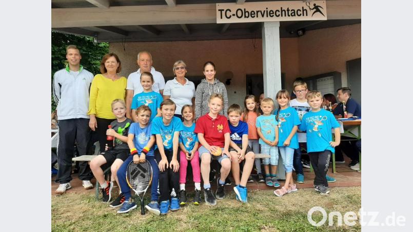 Kinder, Jugendliche und auch Eltern hatten viel Spaß am Tennisnachmittag. Neben den Trainern Nikolai Welnhofer (links) und Andro Sucharda (Dritter von links) bemühten sich auch Johann Ferstl sowie Regina (Vierte von links) und Peter Frauendorfer um Nachwuchs und Gäste. TC-Vorsitzende Vlasta Vavrinova (Zweite von links), dankte allen Ehrenamtlichen. Bild: weu