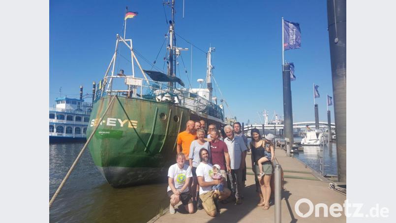 Andreas Meyer (Dritter von rechts) mit der Crew um Sea-Eye-Gründer Michael Buschheuer (vorne, rechts) und dessen Familie bei der letzten Fahrt des Rettungsschiffes von Portimão nach Hamburg. Bild: exb