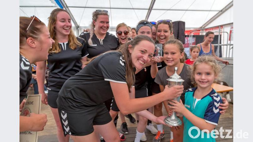 Zum ersten Mal gewannen die Damen der SG Naabtal den begehrten Wanderpokal. Überreicht wurde er von zwei der vielen kleinen Helfer des Handballvereins. Bild: gud