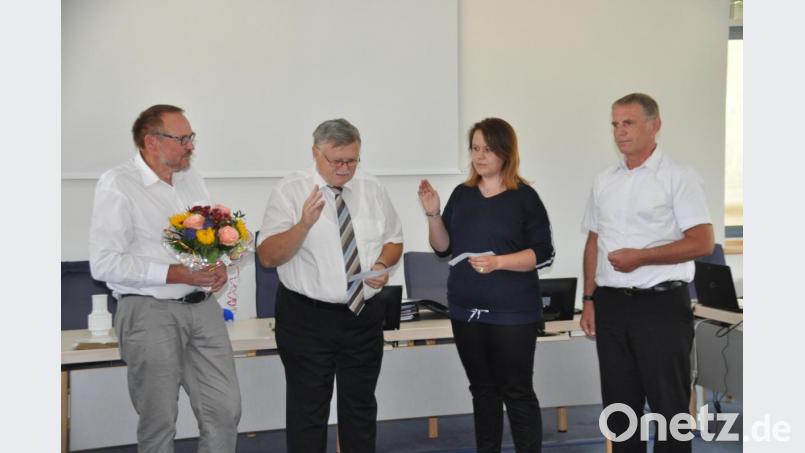 Vor den Bürgermeistern Rudi Heier, Manfred Porsch (von links) und Wolfgang Hübner legt Melanie Herrmann (von rechts) den Eid als neue Gemeinderätin ab. Bild: ak