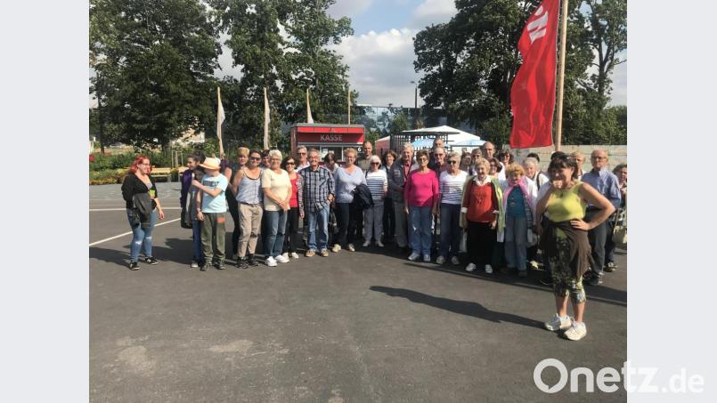 Bei der Begrüßung der Reisegruppe aus Waldsassen durch Martina Teichmann (rechts). Bild: exb