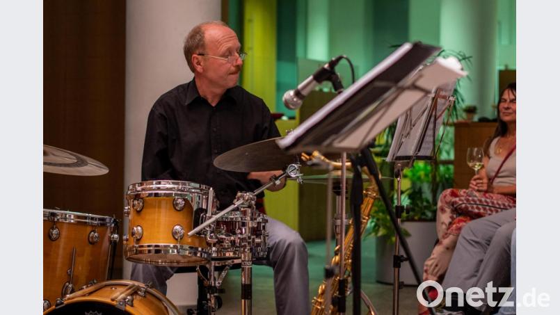 Das Dozentenkonzert des Jazzseminars zieht über 160 Gäste ins Foyer des Haupthauses der Sparkasse Oberpfalz Nord. Bild: pml