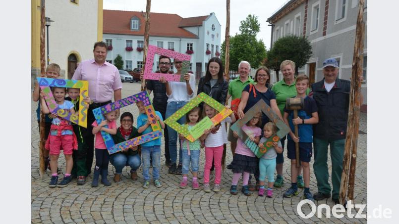 Fünf bunte Bilderrahmen haben die Kinder und Jugendlichen des OGV Mitterteich geschaffen, die an markanten Stellen platziert wurden. Mitgeholfen haben beim Aufstellen Stadtgärtner Willi Kilian (rechts), OGV-Vorsitzende Marion Puchta (Dritte von rechts), OGV-Ehrenvorsitzender Alfred Hecht (Fünfter von rechts), weitere Mitglieder des Vereins und Zweiter Bürgermeister Stefan Grillmeier (hintere Reihe, links). Bild: jr