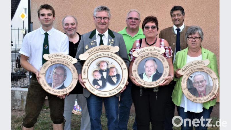 Rudolf Prölß (Dritter von links) ist der Gewinner der Drillings- und von einer Gedächtnisscheibe. Auch Marianne Prölß (rechts) und Sandra Schneider (Dritte von rechts) sind erfolgreich. Bild: rgr