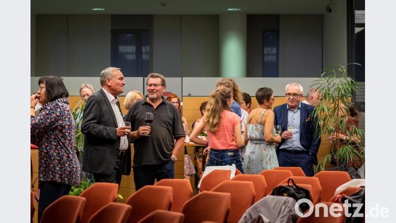 Das Dozentenkonzert des Jazzseminars zieht über 160 Gäste ins Foyer des Haupthauses der Sparkasse Oberpfalz Nord. Bild: pml