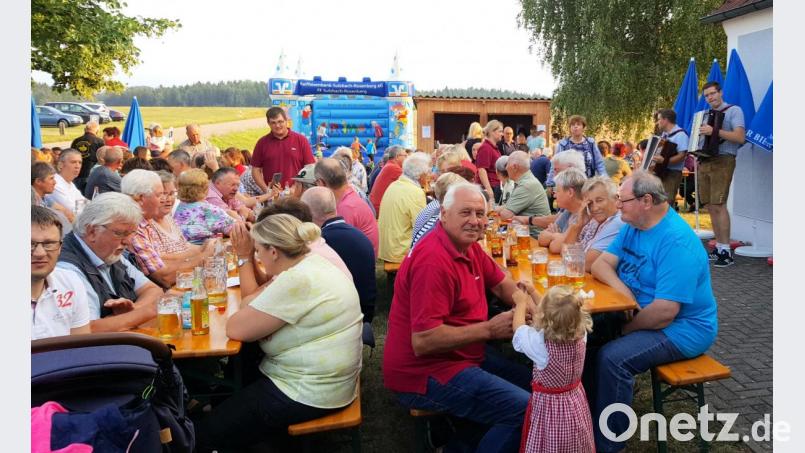 Herrliches Wetter herrscht beim Festbetrieb in Püschläg. Bild: no