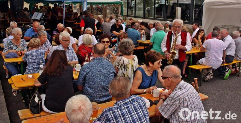 Tische und Bänke sind gut besetzt, wenn die Siedlergemeinschaft Eigenheim Mooslohe Sommerfest und ihren 60. Geburtstag feiert. Bild: R. Kreuzer