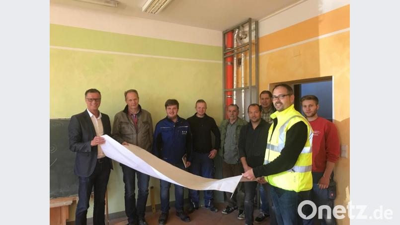 Bürgermeister Hermann Falk (links) informiert sich mit Thomas Dotzler und Bauamtsleiter Martin Beck (Zweiter und Dritter von rechts) bei den ausführenden Firmen zum Baufortschritt. Hausmeister Sepp Strobl (Fünfter von links) wird in der Umbauphase viel zu tun haben. Bild: fg