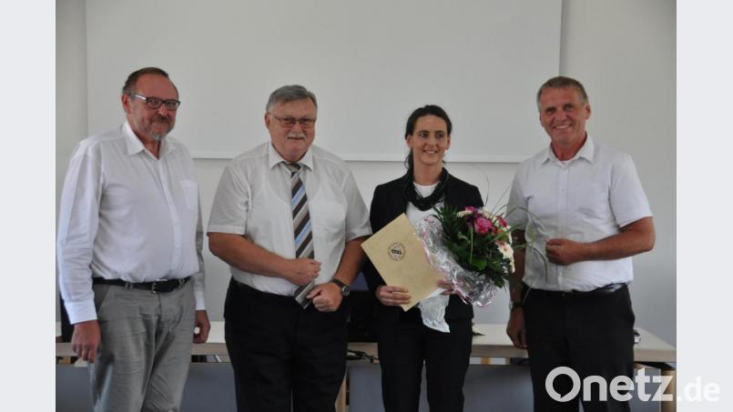 Die Bürgermeister Rudi Heier, Manfred Porsch (von links) und Wolfgang Hübner verabschieden Simone Walter (von rechts) aus dem Gemeinderat. Bild: ak