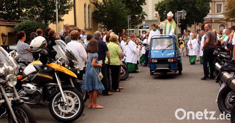 Von einem Dreirad aus segnete Kaplan Pater Johannes Bosco beim Motorradgottesdienst die vielen Zweiräder. Bild: R. Kreuzer