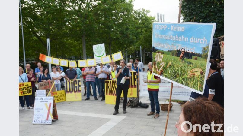 Die Bürgerinitiative Neustadt-Weiden hat am Dienstag erneut zum Protest aufgerufen: Rund 130 Teilnehmer, auch aus den Landkreisen Hof, Wunsiedel und aus Nürnberg folgten. Bild: Gabi Schönberger